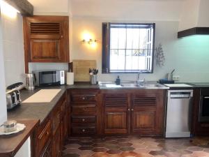 A kitchen or kitchenette at Villa Mare Bella Chao sea view private heated solar pool AC