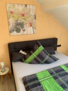 uma cama com duas almofadas num quarto em Gästehaus Am Radweg em Blieskastel