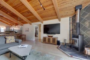 uma sala de estar com lareira e uma televisão de ecrã plano em Lake Fork 12 em Taos Ski Valley