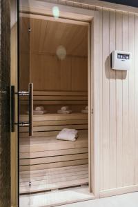 Zimmer mit Sauna und offener Tür in der Unterkunft Central Point Hotel Beograd in Belgrad