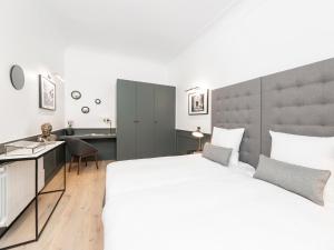 Llit o llits en una habitació de LivinParis - Luxury 3 Bedrooms Opera I