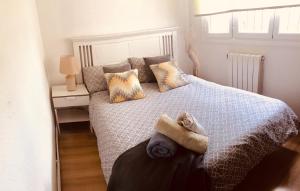 Un dormitorio con una cama con una manta azul y almohadas. en VILLA HUETOR , Piscina y barbacoa privada, en Huétor Vega 34 fotos más