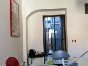 a room with a glass table and a window at Siracusa,tra ortigia e il mare in Siracusa