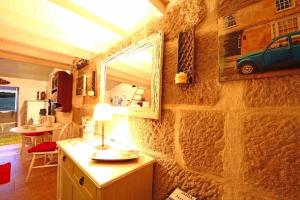 コンバーロにあるCasa do Salの鏡付きの石壁の部屋
