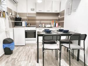 Kuchyňa alebo kuchynka v ubytovaní Á-B Apartman