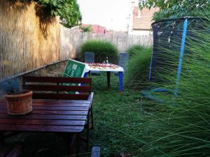 Vonkajšia záhrada v ubytovaní Á-B Apartman