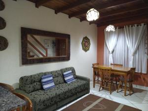 sala de estar con sofá y mesa en Chale da Ana, en Santo Antônio do Pinhal