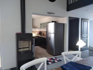 Champagné-les-Marais的住宿－OCEANE，厨房配有冰箱和桌椅