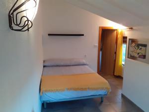ein Schlafzimmer mit einem Bett in einem Zimmer in der Unterkunft La Caseta Benimantell in Benimantell