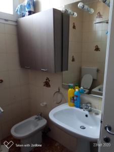 パドヴァにあるbarbarigoのバスルーム(洗面台、鏡付)