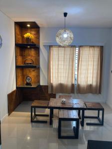 RELAX II في بايساندو: غرفة معيشة مع طاولة وثريا