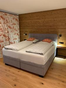 um quarto com uma cama grande num quarto em DAS Max em Dalaas