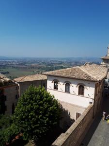 una vista desde la pared de un edificio en Residenza La Luce di Assisi, en Asís