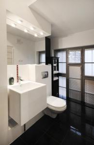 a bathroom with a white sink and a toilet at Jazzgot Apartamenty in Zielona Góra