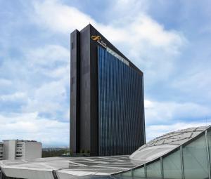 d'un grand bâtiment noir avec un panneau. dans l'établissement Fiesta Americana Ciudad de Mexico Toreo, à Mexico