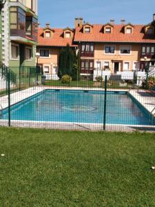 Bazén v ubytovaní Apartamento LA FRAGUA alebo v jeho blízkosti