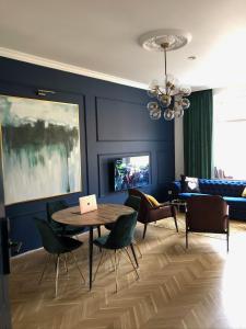 sala de estar con mesa, sillas y sofá en Apartamenty Royal Point Bed & Bath, en Szczecin