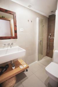 Santa BárbaraCasas da Ribeira的浴室配有洗手池和淋浴 更多46张照片