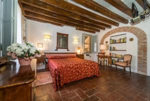 Postel nebo postele na pokoji v ubytování Agriturismo Tenuta Castel Venezze + 194 fotografií