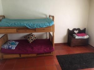 um quarto com 2 beliches num quarto em Finca San Carlos 100% pet friendly em Zipaquirá
