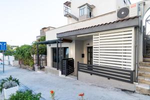 um edifício com uma porta de garagem numa rua em Apartment Tomas em Split