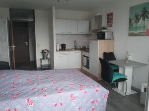 cocina y dormitorio con cama y mesa en Home from Home, en Wiebelskirchen