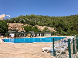 una gran piscina con una montaña en el fondo en Ephesus Holiday House en Selcuk