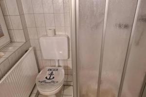 y baño pequeño con aseo y ducha. en Heimathafen, en Büsum