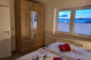 1 dormitorio con 1 cama, vestidor y 2 ventanas en Heimathafen, en Büsum