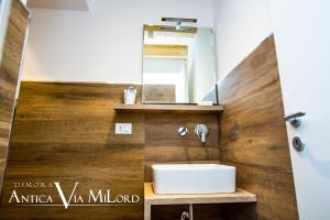 A bathroom at Dimora Antica Via MiLord