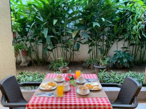 uma mesa com uma toalha de mesa xadrez vermelha e branca em Hotel Boutique M em Barranquilla