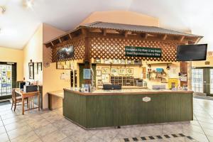 ein Restaurant mit einer Bar in einem Gebäude in der Unterkunft Ivey House Everglades Adventures Hotel in Everglades City