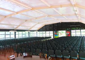 een leeg auditorium met groene stoelen en ramen bij Uiara Amazon Resort in Manaus