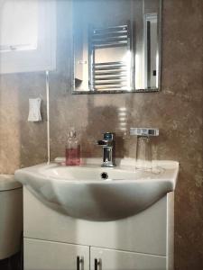 a bathroom with a sink and a mirror at Richmond Luxury flat Fabulous location in Southend-on-Sea