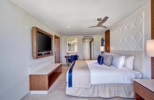 Bamboo的住宿－Royalton Grenada, An Autograph Collection All-Inclusive Resort，一间酒店客房,配有一张床和一台电视