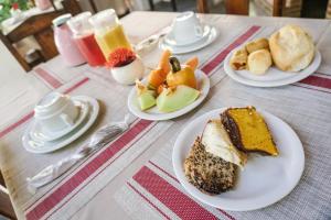 Comida na casa de hóspedes ou em algum lugar perto