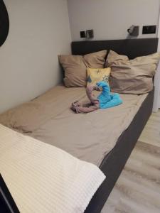 uma cama com um bicho de peluche sentado em cima dela em Hausboot auf der Mosel em Pölich