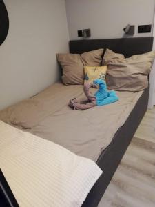 Postel nebo postele na pokoji v ubytování Hausboot auf der Mosel + 17 fotografií