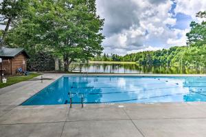 ein Schwimmbad mit einem See im Hintergrund in der Unterkunft Golf and Resort Amenities Newland Mountain Cabin in Newland