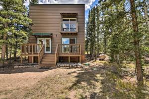 una casa en el bosque con dos cubiertas en Woodsy Cabin Hideaway with Deck Hike, Fish, Escape, en Bordenville