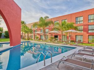 Bazén v ubytování Fiesta Inn Aguascalientes nebo v jeho okolí