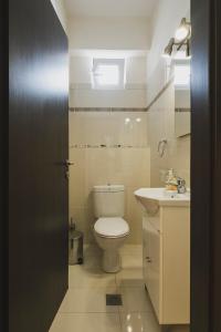 カト・ダラトソにあるModern Maisonetteのバスルーム(トイレ、洗面台付)