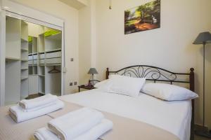 カト・ダラトソにあるModern Maisonetteのベッドルーム1室(白いベッド1台、タオル2枚付)