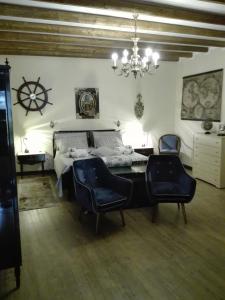 1 dormitorio con 1 cama, mesa y sillas en La Casa del Comandante, en Sulzano