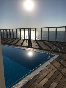 Bazén v ubytovaní HOLIDAY HOME Wechta Baltic 608 z widokiem na morze alebo v jeho blízkosti