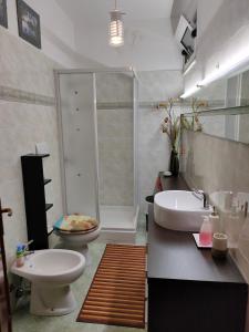 bagno con doccia, lavandino e servizi igienici di Angolo Relax a Terracina