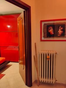 una stanza con pareti rosse e una porta con termosifone di Angolo Relax a Terracina