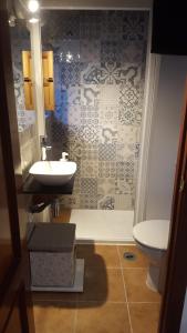 a bathroom with a sink and a toilet at La Casita Azul in Alora