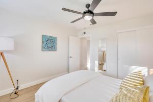 Modern Contemporary OT Scottsdale with Heated Pool في سكوتسديل: غرفة نوم بيضاء مع مروحة سقف وسرير