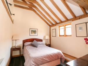 ハンスタントンにある5a Hidewaysの木製の天井が特徴のベッドルーム1室(ベッド1台付)